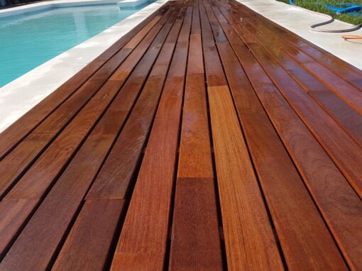 suelo de madera para piscinas