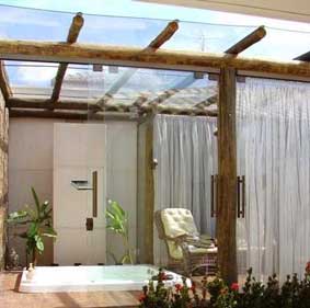 La presencia de una pérgola de madera en tu espacio exterior es un festín para los sentidos.